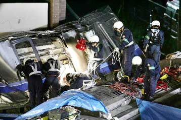 Πάνω από 50 νεκροί σε σύγκρουση τρένου με λεωφορείο στη Σρι Λάνκα