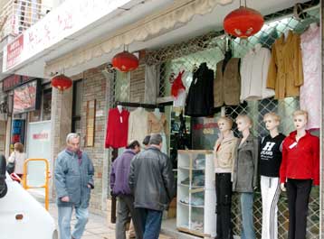 Οκτώ στα δέκα κινέζικα καταστήματα λειτουργούν χωρίς άδεια