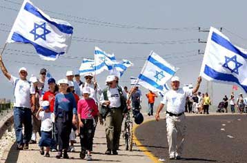 Χιλιάδες Ισραηλινοί συνέρευσαν στη Γάζα για μαζική διαμαρτυρία κόντρα στην αποχώρηση