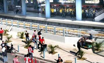 Επεισόδια στο σταθμό Ν.Φαλήρου μεταξύ οπαδών Ολυμπιακού και ΑΕΚ