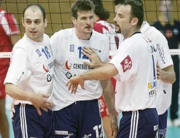 Ο Ηρακλής έκανε το πρώτο βήμα για τον τίτλο με δύσκολο 3-2 σετ επί του Ολυμπιακού