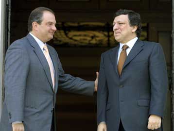 Αντιπαράθεση κυβέρνησης – ΠΑΣΟΚ για την απόφαση της Κομισιόν περί «βασικού μετόχου»