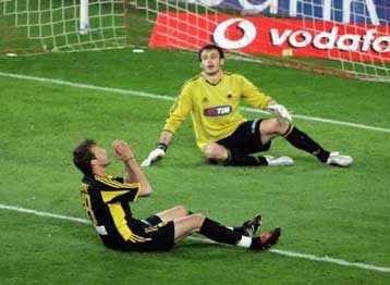 Ο Καρατζάς δεν πρέπει να είναι διαιτητής, είπε ο Σάντος-Είχαμε τύχη, λέει ο Μπάγεβιτς