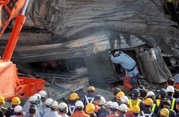 Ξεπέρασαν τους 100 οι νεκροί από το σιδηροδρομικό δυστύχημα στην Ιαπωνία