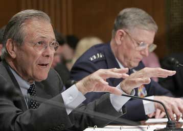 Επιμένει ο Ράμσφελντ στις επιλογές του για την αμερικανική παρουσία στο Ιράκ