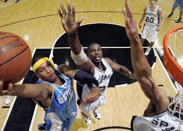 Στα ίσα η μάχη Σπερς-Νάγκετς, προβάδισμα για Μπουλς και Σανς