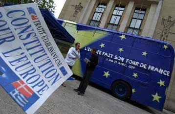 Πρώτη δημοσκόπηση στη Γαλλία δείχνει «δειλά» νίκη του Ευρωσυντάγματος την 29η Μαΐου