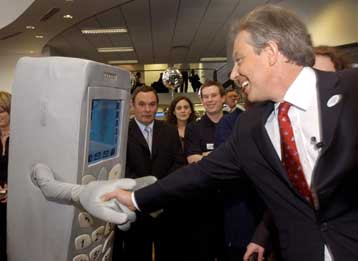 Προβάδισμα στους Εργατικούς του Τόνι Μπλερ δίνουν νέες δημοσκοπήσεις στη Βρετανία