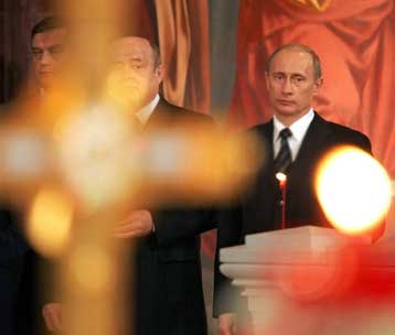 Στο Ναό του Σωτήρος για τη λειτουργία της Ανάστασης και ο Βλαντιμίρ Πούτιν
