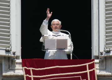 Χιλιάδες πιστοί στην πρώτη εμφάνιση του νέου Πάπα από το μπαλκόνι του Βατικανού