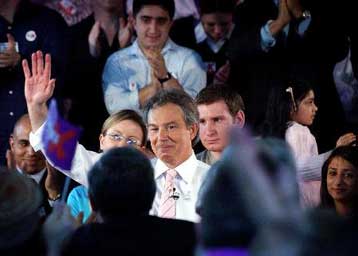 Σταθερά μπροστά οι Εργατικοί του Τόνι Μπλερ, σύμφωνα με δύο δημοσκοπήσεις