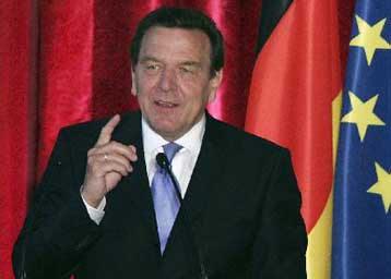 «Αλλαγή νοοτροπίας» ζητεί από την Τουρκία ο Γκέρχαρντ Σρέντερ