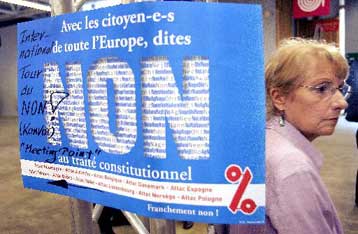 Οριακά και πάλι μπροστά το «όχι» των Γάλλων για το Ευρωσύνταγμα