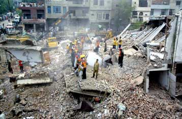 Τουλάχιστον 26 νεκροί από έκρηξη φιαλών υγραερίου σε κτιριακό συγκρότημα στο Πακιστάν