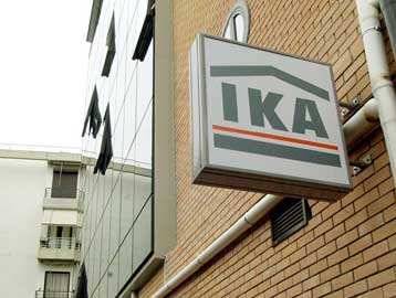 Σε κατασχέσεις ακινήτων και περιουσιακών στοιχείων οφειλετών του προχωρά το ΙΚΑ