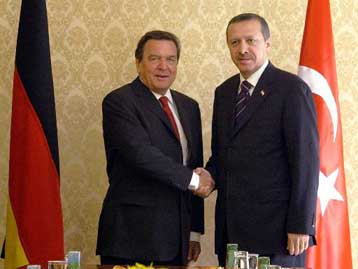 Να εφαρμόσει τις δημοκρατικές μεταρρυθμίσεις κάλεσε την Τουρκία ο Γκ.Σρέντερ