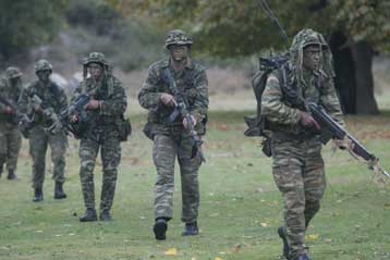 Φύλλα στρατιωτικού πλαστικού μετατρέπουν τη λιακάδα σε ηλεκτρισμό