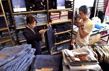 Τζιν «μαϊμούδες» κατασχέθηκαν από κατάστημα Κινέζων εμπόρων στην Αθήνα