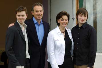 Τρίτη κυβερνητική θητεία εξασφαλίζουν οι Βρετανοί Εργατικοί σύμφωνα με τα exit polls