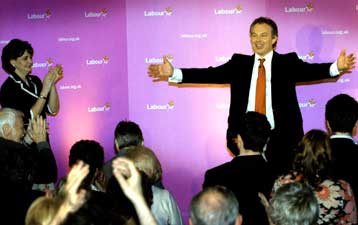 Ιστορική νίκη με «βουτιά» εδρών για το Εργατικό Κόμμα της Βρετανίας