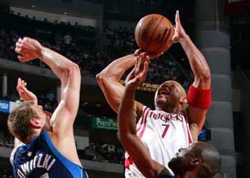 Οι Σέλτικς νίκησαν τους Πέισερς με 92-89 και οι Ρόκετς τους Μάβερικς με 101-83