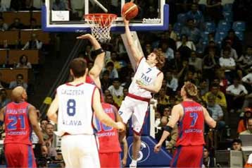 Εκπληκτική η Ταού πέρασε στον τελικό, 85-78 την ΤΣΣΚΑ