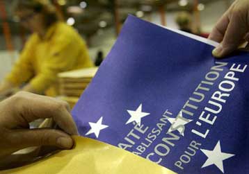 Προβάδισμα του «όχι» με κλειδί τους αναποφάσιστους για το Ευρωσύνταγμα στην Ολλανδία