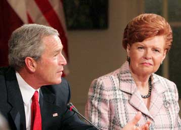 Mε αναφορές στην «κομμουνιστική καταπίεση» άρχισε η νέα περιοδεία Μπους στην Ευρώπη