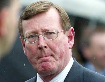 Παραιτήθηκε από την ηγεσία των Ενωτικών του Όλστερ ο Ντέιβιντ Τρίμπλ