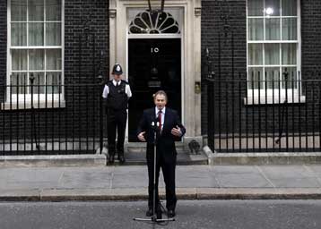 Πληθαίνουν οι φωνές που ζητούν την πρόωρη αποχώρηση Μπλερ από την πρωθυπουργία