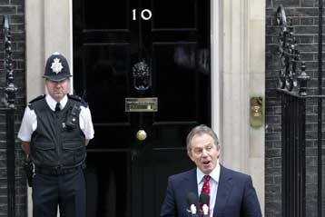 Ο Μπλερ παραμένει στη Ντάουνινγκ Στριτ αψηφώντας τις φωνές για παραίτηση