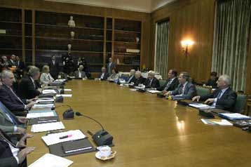 Πληροφορίες για κόντρες κορυφαίων στο Υπουργικό Συμβούλιο – Κριτική από Μπακογιάννη