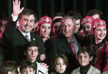 Ιστορική επίσκεψη Μπους στη Γεωργία με στόχο την «εδραίωση της δημοκρατίας»