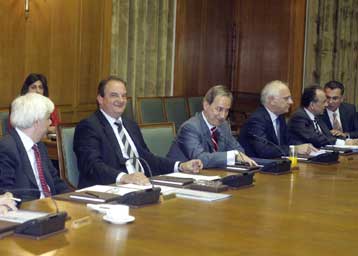 Υπουργικά αλληλοκαρφώματα κατά τη διάρκεια του Υπουργικού Συμβουλίου