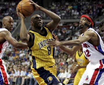 Με το δεξί μπήκαν στα πλέι οφ του ΝΒΑ Ντιτρόιτ Πίστονς και Φοίνιξ Σανς