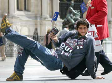 Οριακά προηγείται το «ναι» στο γαλλικό δημοψήφισμα, σύμφωνα με νέα δημοσκόπηση