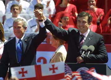 «Φάρο ελευθερίας» χαρακτηρίζει τη Γεωργία ο Μπους