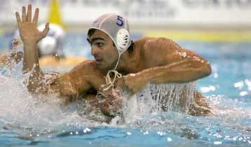 «Έβρασε» η πισίνα στον Πειραιά, ο Εθνικός 10-8 τον Ολυμπιακό στον 4ο τελικό του πόλο