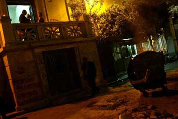 Σοβαρά επεισόδια στο Πολυτεχνείο με έναν τραυματία από πυρά φρουρού βουλευτών