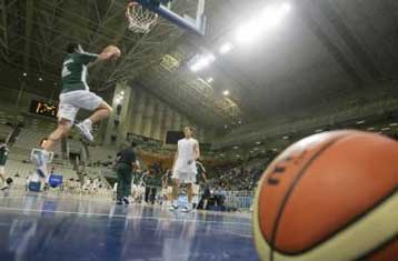 Σε Πάτρα και Θεσσαλονίκη παίζεται η όγδοη θέση, που οδηγεί στα πλέι-οφ