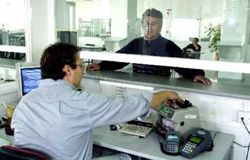 Υστέρηση στα δημόσια έσοδα το πρώτο τετράμηνο – Μειωμένες εισπράξεις από ΦΠΑ