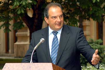 Στο 4,5% η διαφορά μεταξύ ΝΔ και ΠΑΣΟΚ, σύμφωνα με δημοσκόπηση της VPRC