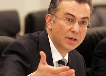 Προσωρινά σε ισχύ ο προηγούμενος νόμος για το βασικό μέτοχο, διευκρινίζει η κυβέρνηση