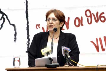 Υπέρ της δωρεάς οργάνων η Αλέκα Παπαρήγα κατά την επίσκεψή της στο Ωνάσειο