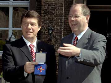 Με τον «Σταυρό της Αξίας Α Τάξεως» τιμήθηκε ο Ρεχάγκελ στο Έσεν