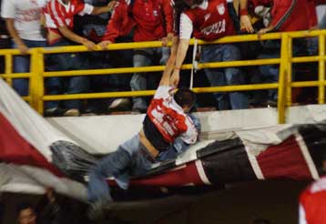 Ένας οπαδός νεκρός και ένας σε κρίσιμη κατάσταση σε αγώνα στην Κολομβία