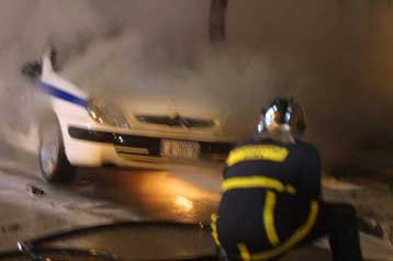 Επίθεση με βόμβες μολότοφ κατά αστυνομικών στο κέντρο της Αθήνας