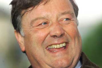 «Το σκέφτεται» ο Κένεθ Κλαρκ για την ηγεσία των Bρετανών Συντηρητικών