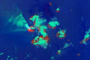 Ηφαίστειο στα Γκαλάπαγκος βρυχάται με ατμό και στάχτη