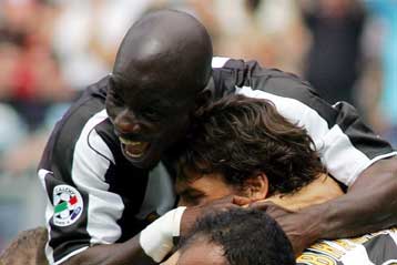 «Σφιχταγκάλιασε» το scudetto η Γιουβέντους, μετά τη γκέλα της Μίλαν